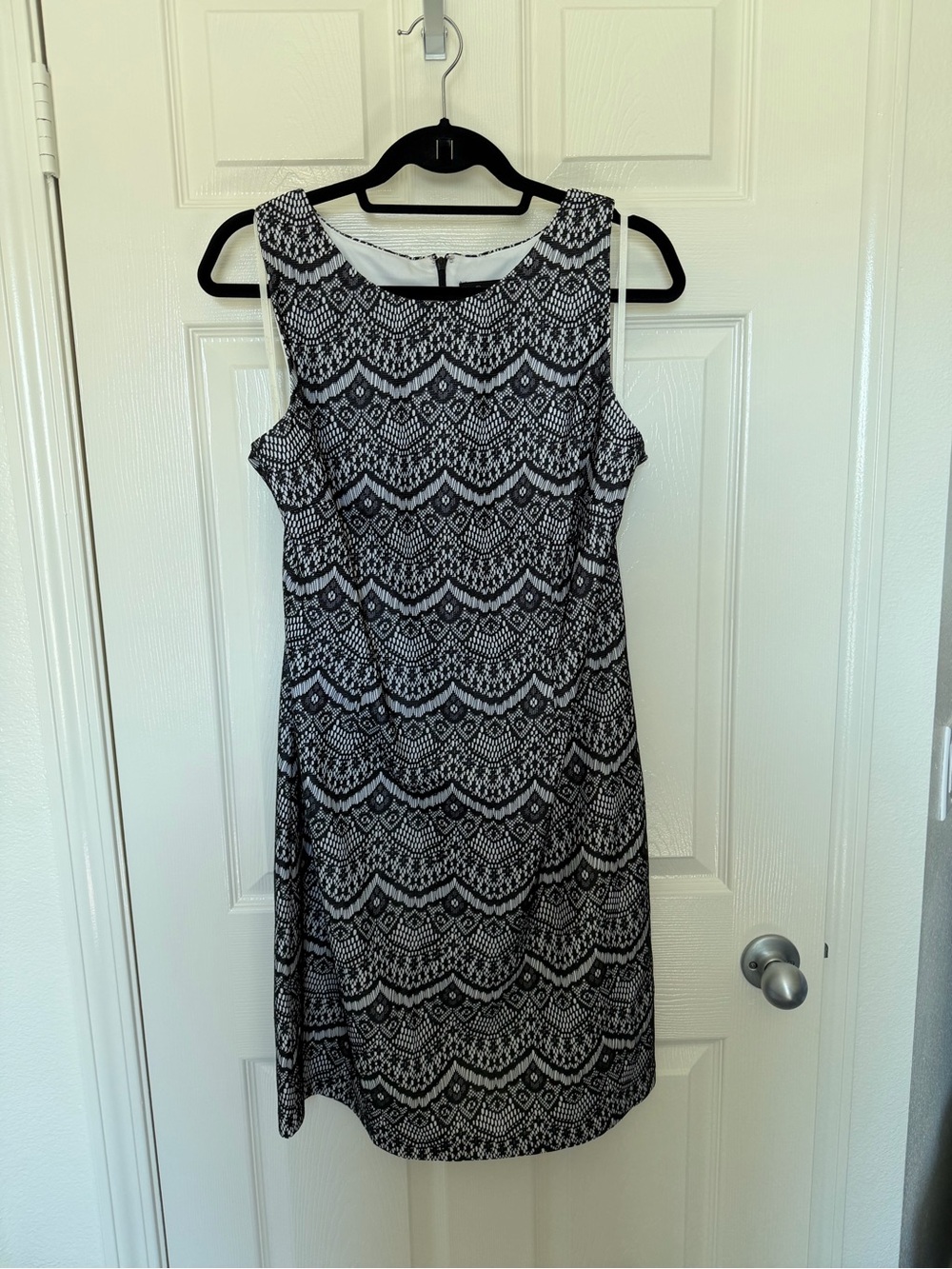 Jessica Simpson Sleeveless Navy and White Bonded lace Sheath Dress